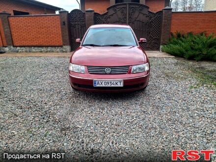 Красный Фольксваген Пассат, объемом двигателя 1.8 л и пробегом 215 тыс. км за 2700 $, фото 1 на Automoto.ua