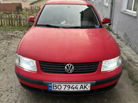 Красный Фольксваген Пассат, объемом двигателя 1.6 л и пробегом 408 тыс. км за 3200 $, фото 1 на Automoto.ua