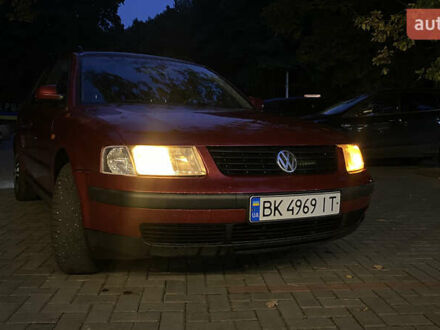 Фольксваген Пассат 1998 в Луцке на Automoto.ua Красный Фольксваген Пассат, объемом двигателя 1.78 л и пробегом 420 тыс. км за 3000 $, фото 1 на Automoto.ua