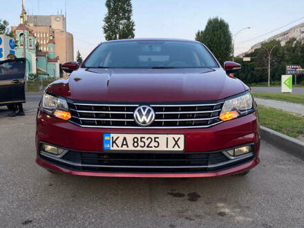 Красный Фольксваген Пассат, объемом двигателя 1.8 л и пробегом 153 тыс. км за 9700 $, фото 1 на Automoto.ua