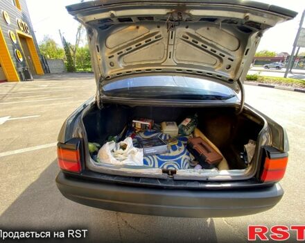 Серый Фольксваген Пассат, объемом двигателя 2 л и пробегом 300 тыс. км за 1400 $, фото 6 на Automoto.ua