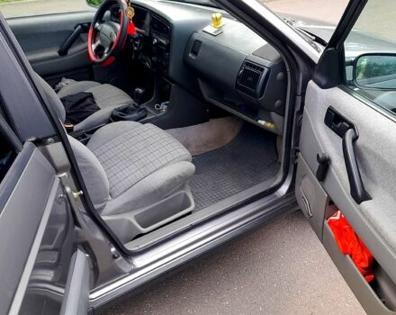 Серый Фольксваген Пассат, объемом двигателя 2 л и пробегом 333 тыс. км за 1400 $, фото 4 на Automoto.ua