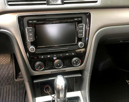 Серый Фольксваген Пассат, объемом двигателя 1.8 л и пробегом 220 тыс. км за 12500 $, фото 4 на Automoto.ua