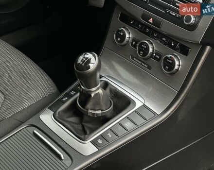 Сірий Фольксваген Пассат, об'ємом двигуна 1.6 л та пробігом 350 тис. км за 10999 $, фото 39 на Automoto.ua