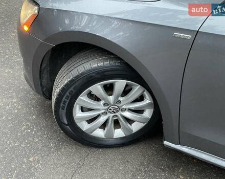 Серый Фольксваген Пассат, объемом двигателя 1.8 л и пробегом 180 тыс. км за 9999 $, фото 22 на Automoto.ua