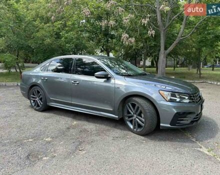 Серый Фольксваген Пассат, объемом двигателя 1.8 л и пробегом 195 тыс. км за 13600 $, фото 1 на Automoto.ua