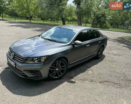 Серый Фольксваген Пассат, объемом двигателя 1.8 л и пробегом 195 тыс. км за 13600 $, фото 2 на Automoto.ua