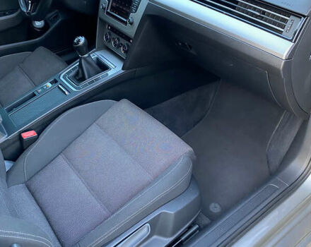 Серый Фольксваген Пассат, объемом двигателя 1.6 л и пробегом 313 тыс. км за 12900 $, фото 21 на Automoto.ua