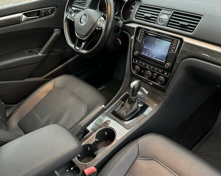 Серый Фольксваген Пассат, объемом двигателя 1.8 л и пробегом 180 тыс. км за 12800 $, фото 10 на Automoto.ua