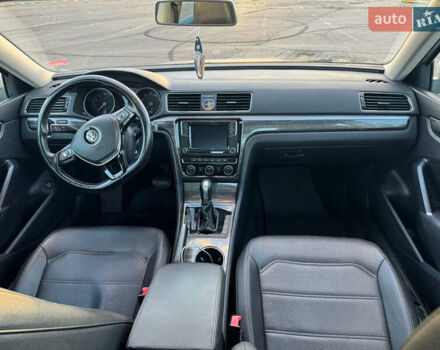 Серый Фольксваген Пассат, объемом двигателя 1.8 л и пробегом 177 тыс. км за 12000 $, фото 4 на Automoto.ua