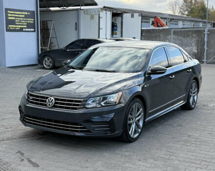 Серый Фольксваген Пассат, объемом двигателя 1.8 л и пробегом 255 тыс. км за 12500 $, фото 1 на Automoto.ua