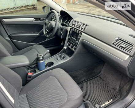 Сірий Фольксваген Пассат, об'ємом двигуна 2 л та пробігом 150 тис. км за 17000 $, фото 32 на Automoto.ua