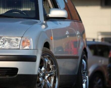 Серый Фольксваген Пассат, объемом двигателя 1.8 л и пробегом 400 тыс. км за 2000 $, фото 1 на Automoto.ua