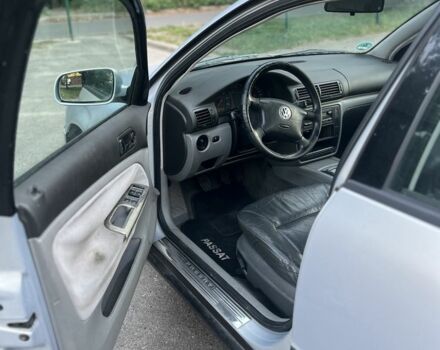 Серый Фольксваген Пассат, объемом двигателя 1.8 л и пробегом 400 тыс. км за 2000 $, фото 12 на Automoto.ua