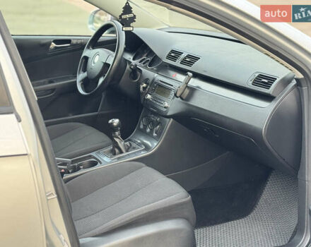 Серый Фольксваген Пассат, объемом двигателя 1.6 л и пробегом 234 тыс. км за 4250 $, фото 5 на Automoto.ua