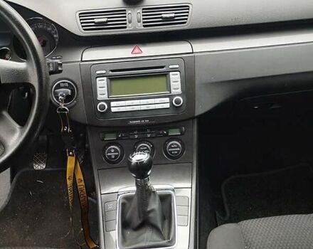 Серый Фольксваген Пассат, объемом двигателя 1.6 л и пробегом 243 тыс. км за 7800 $, фото 51 на Automoto.ua