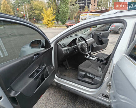 Серый Фольксваген Пассат, объемом двигателя 3.2 л и пробегом 300 тыс. км за 5400 $, фото 4 на Automoto.ua