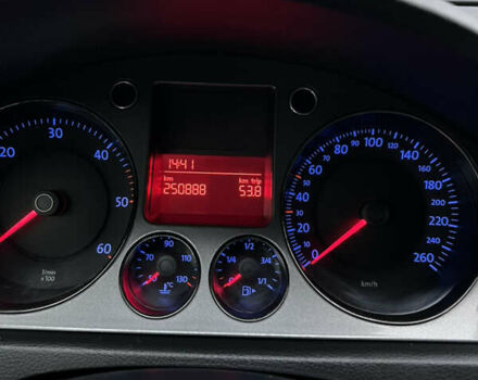 Серый Фольксваген Пассат, объемом двигателя 1.97 л и пробегом 250 тыс. км за 7800 $, фото 6 на Automoto.ua