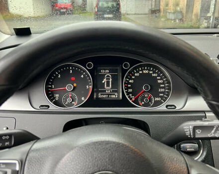 Серый Фольксваген Пассат, объемом двигателя 1.6 л и пробегом 337 тыс. км за 9500 $, фото 9 на Automoto.ua