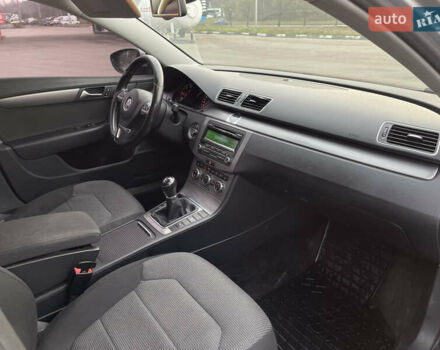 Серый Фольксваген Пассат, объемом двигателя 2 л и пробегом 270 тыс. км за 8400 $, фото 7 на Automoto.ua