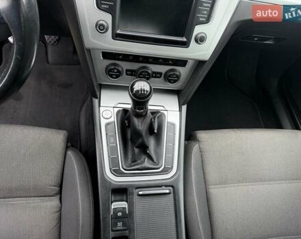 Серый Фольксваген Пассат, объемом двигателя 1.6 л и пробегом 325 тыс. км за 12200 $, фото 13 на Automoto.ua