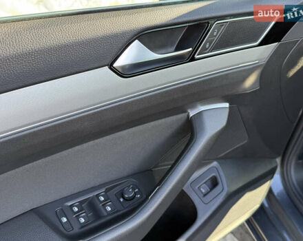 Серый Фольксваген Пассат, объемом двигателя 2 л и пробегом 195 тыс. км за 16999 $, фото 54 на Automoto.ua