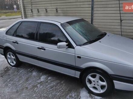 Серый Фольксваген Пассат, объемом двигателя 1.6 л и пробегом 300 тыс. км за 2100 $, фото 1 на Automoto.ua