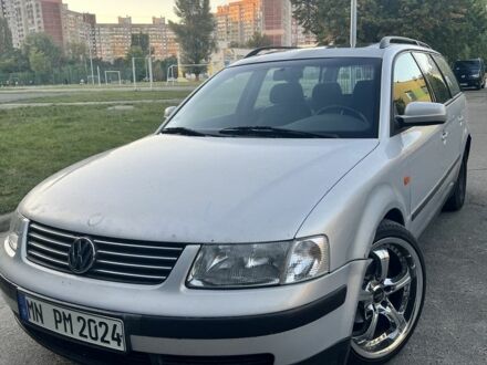 Серый Фольксваген Пассат, объемом двигателя 1.8 л и пробегом 400 тыс. км за 2000 $, фото 1 на Automoto.ua