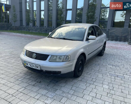 Серый Фольксваген Пассат, объемом двигателя 1.8 л и пробегом 350 тыс. км за 1999 $, фото 1 на Automoto.ua