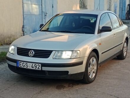 Серый Фольксваген Пассат, объемом двигателя 2 л и пробегом 300 тыс. км за 1900 $, фото 1 на Automoto.ua