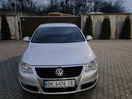 Фольксваген Пассат 2005 в Сарнах на Automoto.ua Серый Фольксваген Пассат, объемом двигателя 1.9 л и пробегом 323 тыс. км за 6250 $, фото 1 на Automoto.ua