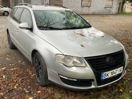 Фольксваген Пассат 2005 у Макарове на Automoto.ua Сірий Фольксваген Пассат, об'ємом двигуна 2 л та пробігом 339 тис. км за 4000 $, фото 1 на Automoto.ua
