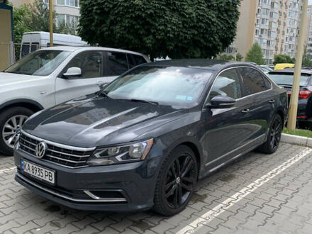 Серый Фольксваген Пассат, объемом двигателя 1.8 л и пробегом 120 тыс. км за 12000 $, фото 1 на Automoto.ua