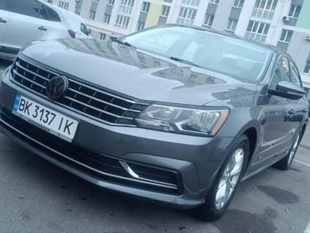 Серый Фольксваген Пассат, объемом двигателя 1.8 л и пробегом 187 тыс. км за 12750 $, фото 1 на Automoto.ua