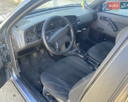 Синий Фольксваген Пассат, объемом двигателя 1.6 л и пробегом 370 тыс. км за 2100 $, фото 4 на Automoto.ua