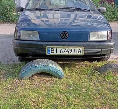 Синий Фольксваген Пассат, объемом двигателя 1.8 л и пробегом 300 тыс. км за 3000 $, фото 2 на Automoto.ua