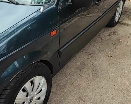 Синий Фольксваген Пассат, объемом двигателя 1.8 л и пробегом 350 тыс. км за 1300 $, фото 1 на Automoto.ua