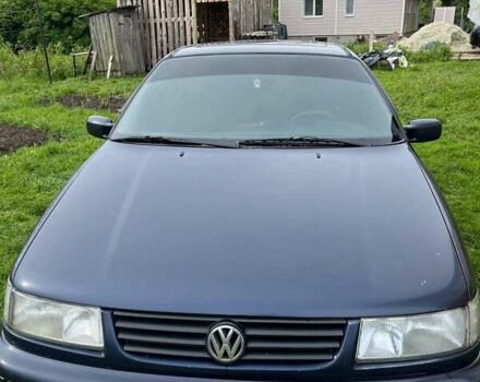 Синий Фольксваген Пассат, объемом двигателя 2 л и пробегом 300 тыс. км за 1700 $, фото 1 на Automoto.ua