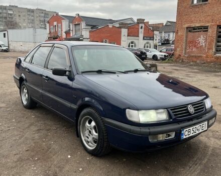 Синий Фольксваген Пассат, объемом двигателя 1.8 л и пробегом 300 тыс. км за 2550 $, фото 1 на Automoto.ua