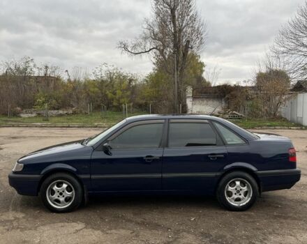 Синий Фольксваген Пассат, объемом двигателя 1.8 л и пробегом 300 тыс. км за 2550 $, фото 2 на Automoto.ua