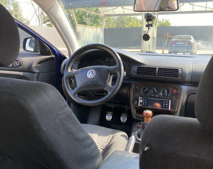 Синий Фольксваген Пассат, объемом двигателя 1.78 л и пробегом 314 тыс. км за 3800 $, фото 12 на Automoto.ua