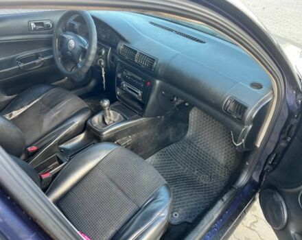 Синий Фольксваген Пассат, объемом двигателя 1.8 л и пробегом 330 тыс. км за 2700 $, фото 6 на Automoto.ua