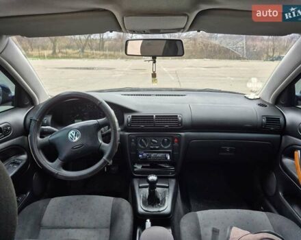 Синий Фольксваген Пассат, объемом двигателя 1.6 л и пробегом 326 тыс. км за 3800 $, фото 4 на Automoto.ua