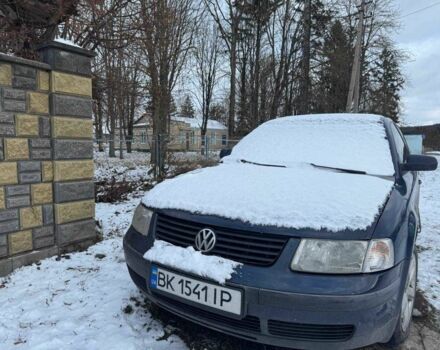 Синий Фольксваген Пассат, объемом двигателя 1.8 л и пробегом 340 тыс. км за 1800 $, фото 1 на Automoto.ua