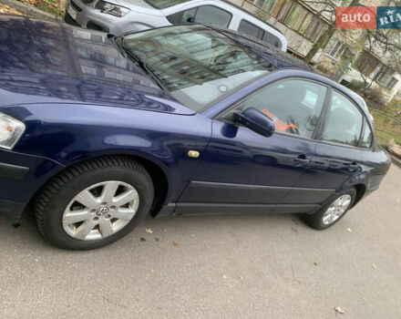 Синий Фольксваген Пассат, объемом двигателя 1.6 л и пробегом 300 тыс. км за 4000 $, фото 1 на Automoto.ua