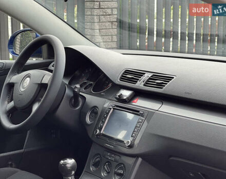 Синій Фольксваген Пассат, об'ємом двигуна 1.6 л та пробігом 252 тис. км за 5600 $, фото 16 на Automoto.ua