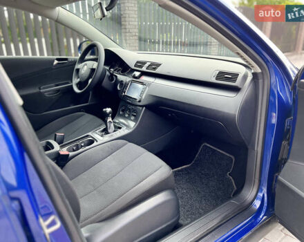 Синій Фольксваген Пассат, об'ємом двигуна 1.6 л та пробігом 252 тис. км за 5600 $, фото 15 на Automoto.ua