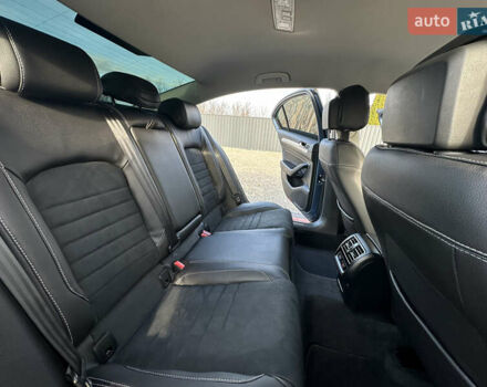 Синій Фольксваген Пассат, об'ємом двигуна 2 л та пробігом 262 тис. км за 16999 $, фото 19 на Automoto.ua