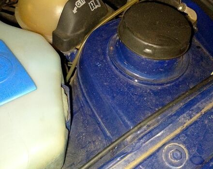 Синий Фольксваген Пассат, объемом двигателя 1.8 л и пробегом 220 тыс. км за 2200 $, фото 4 на Automoto.ua