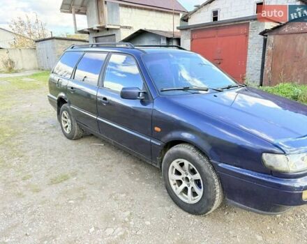 Синий Фольксваген Пассат, объемом двигателя 2 л и пробегом 300 тыс. км за 1850 $, фото 1 на Automoto.ua